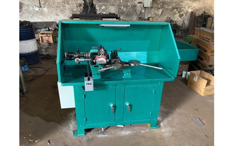 620儀表車床，帶氣動(dòng)夾緊裝置，可以減輕工人勞動(dòng)強(qiáng)度