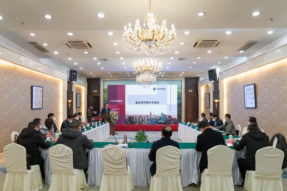 董事長(zhǎng)主持.jpg